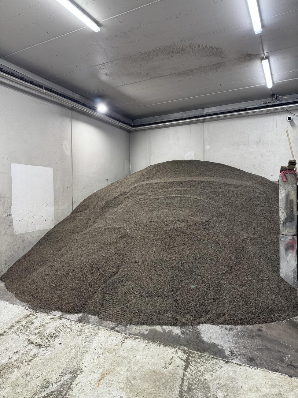 Innend&oslash;rs lagring av str&oslash; sand i oppvarmet lager.
